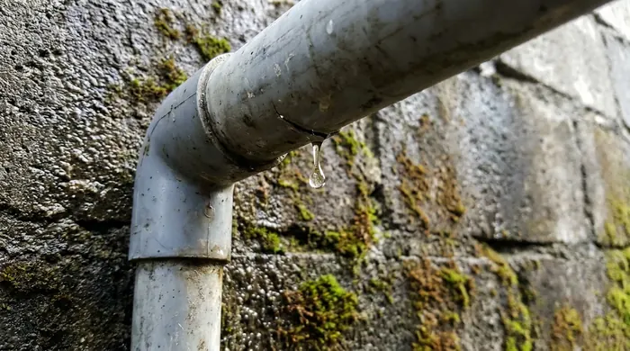Plomero reparando fuga de agua a domicilio en Guayaquil